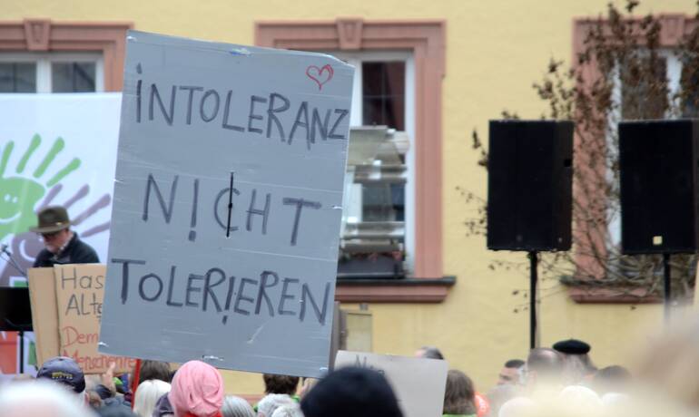 Bei einer Demonstration wird ein Plakat hochgehalten